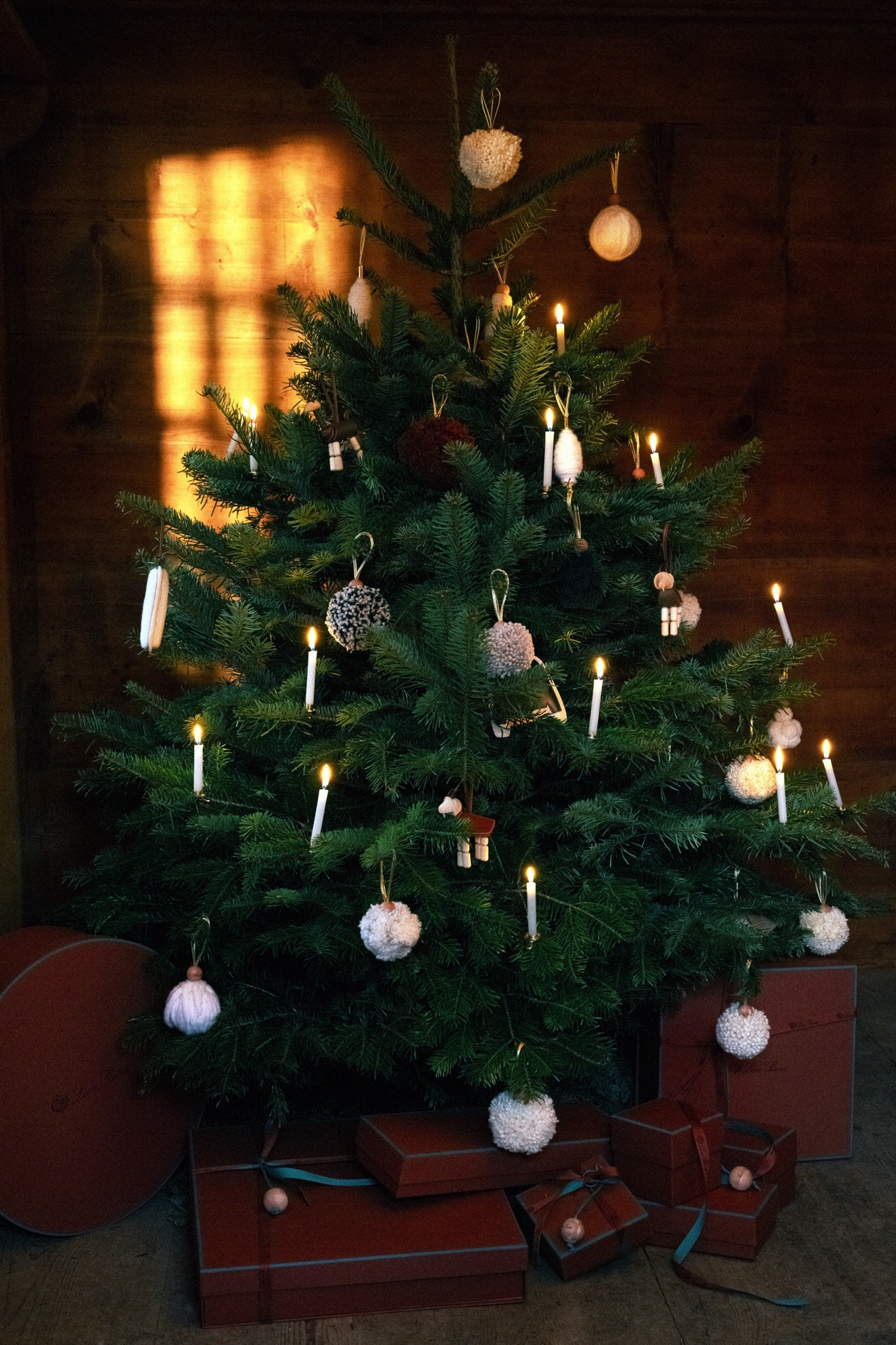 意式奢華贈禮美學：Loro Piana 從獨家刺繡圍巾到首個餐具系列