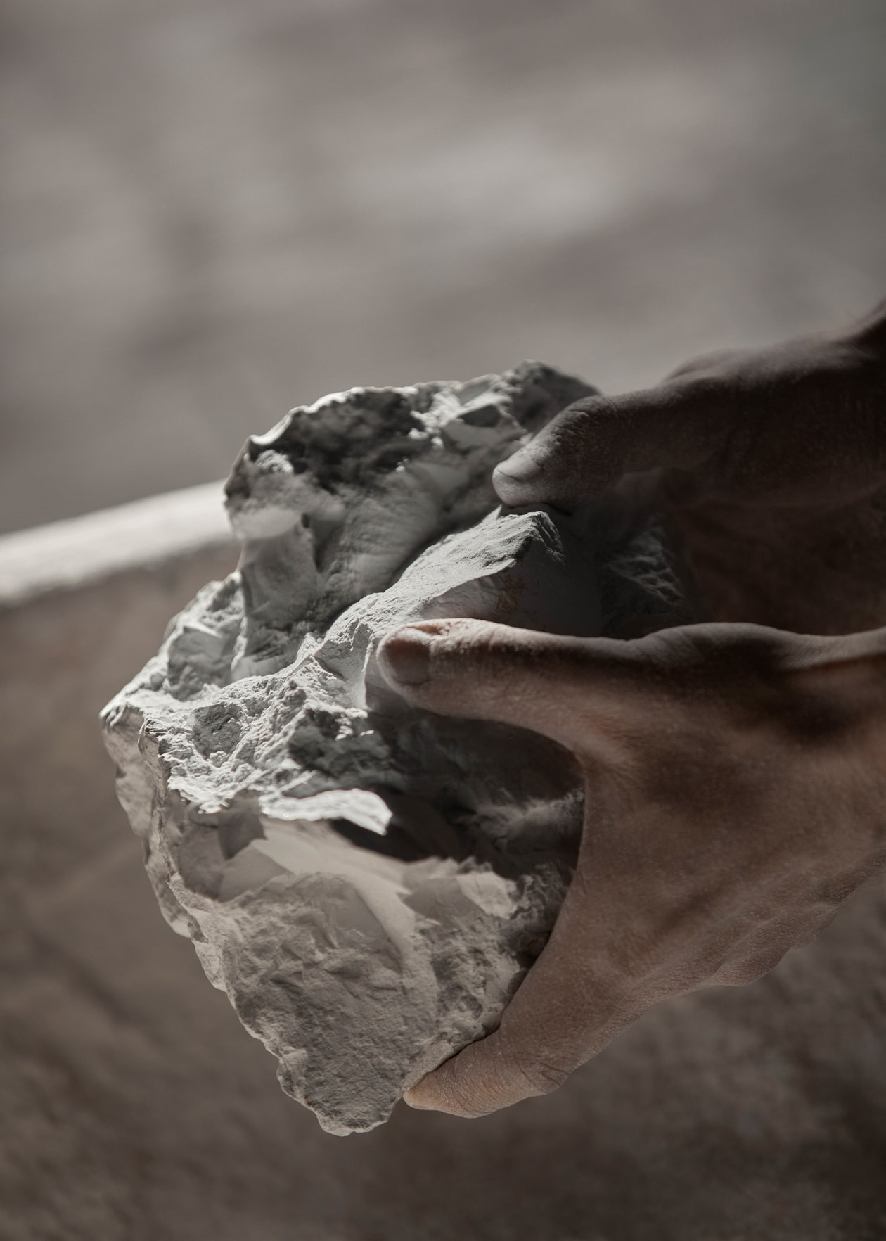 意式奢華贈禮美學：Loro Piana 從獨家刺繡圍巾到首個餐具系列