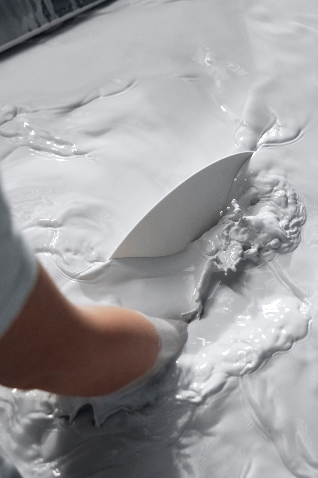 意式奢華贈禮美學：Loro Piana 從獨家刺繡圍巾到首個餐具系列