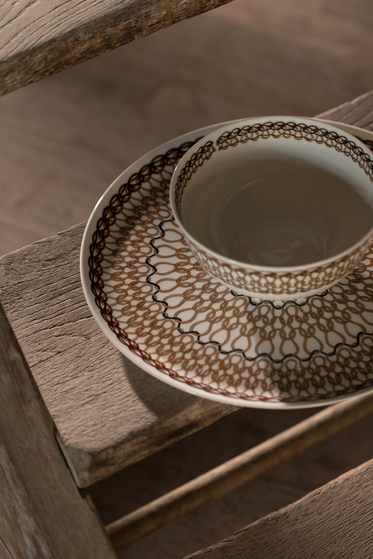 意式奢華贈禮美學：Loro Piana 從獨家刺繡圍巾到首個餐具系列