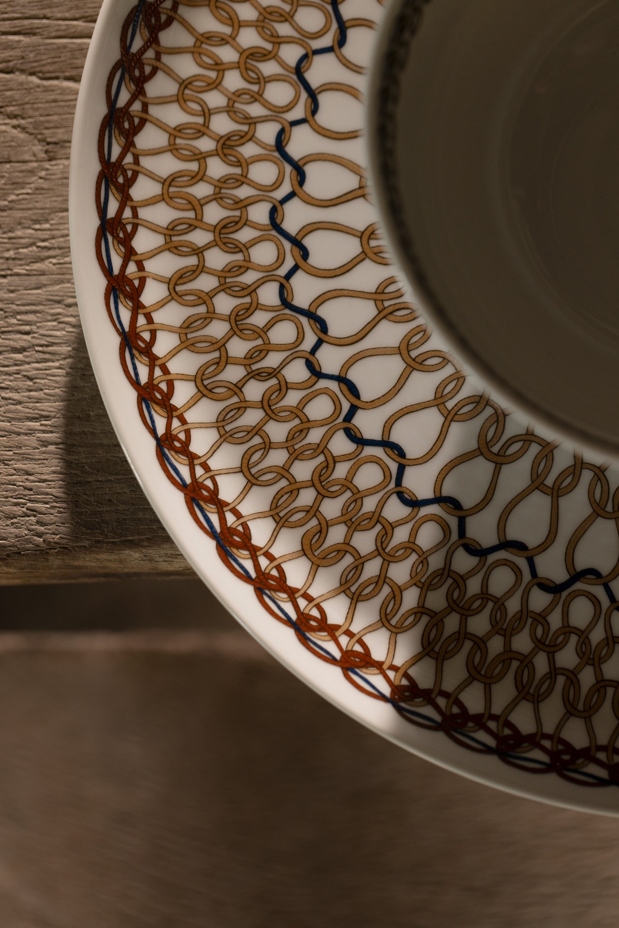 意式奢華贈禮美學：Loro Piana 從獨家刺繡圍巾到首個餐具系列