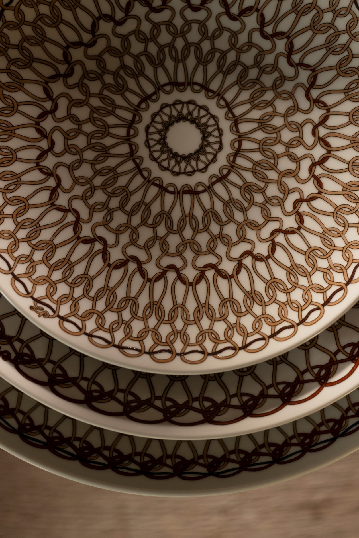 意式奢華贈禮美學：Loro Piana 從獨家刺繡圍巾到首個餐具系列