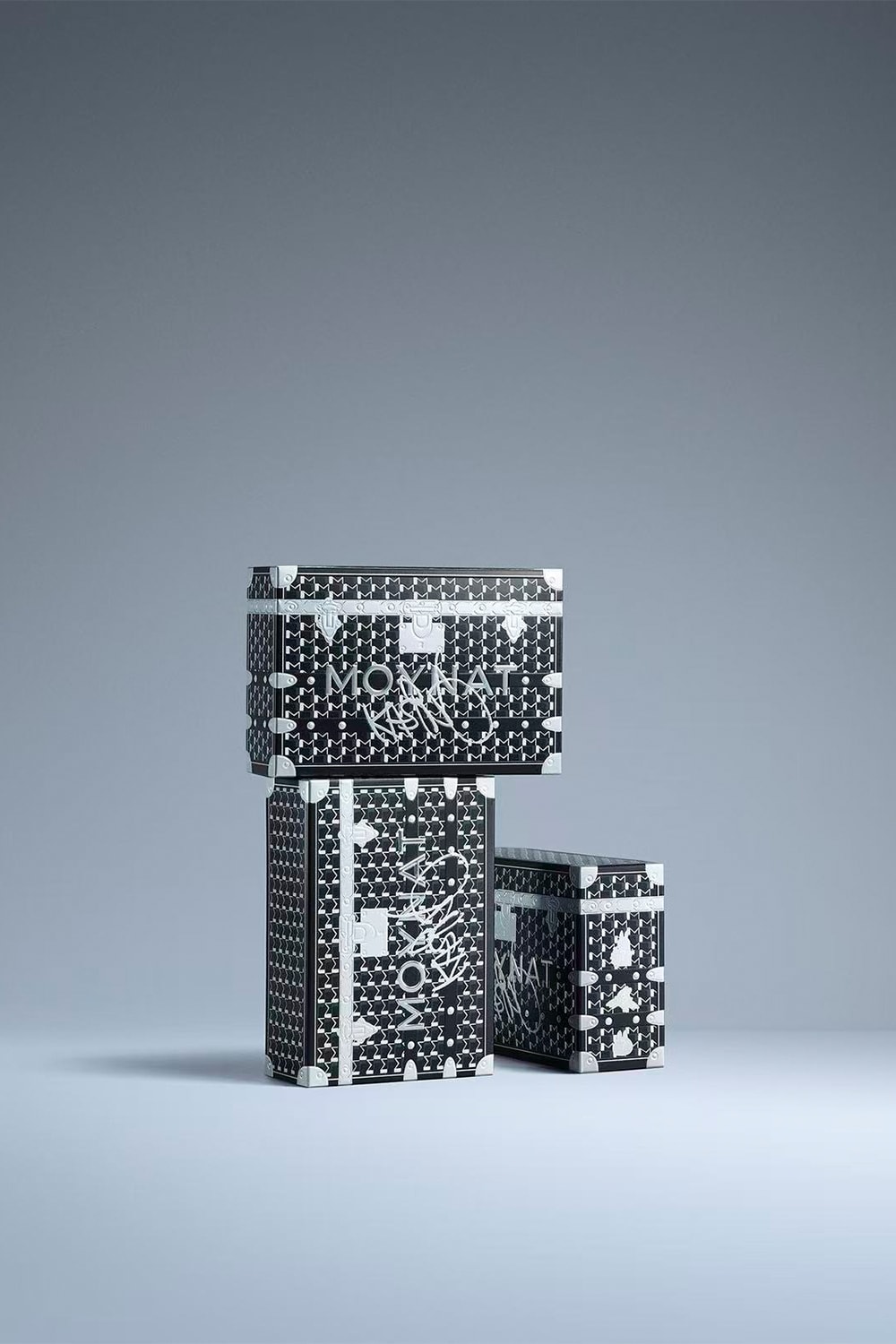 Moynat 聯乘藝術家「Labubu 之父」龍家昇 Kasing Lung 打造限量袋款系列