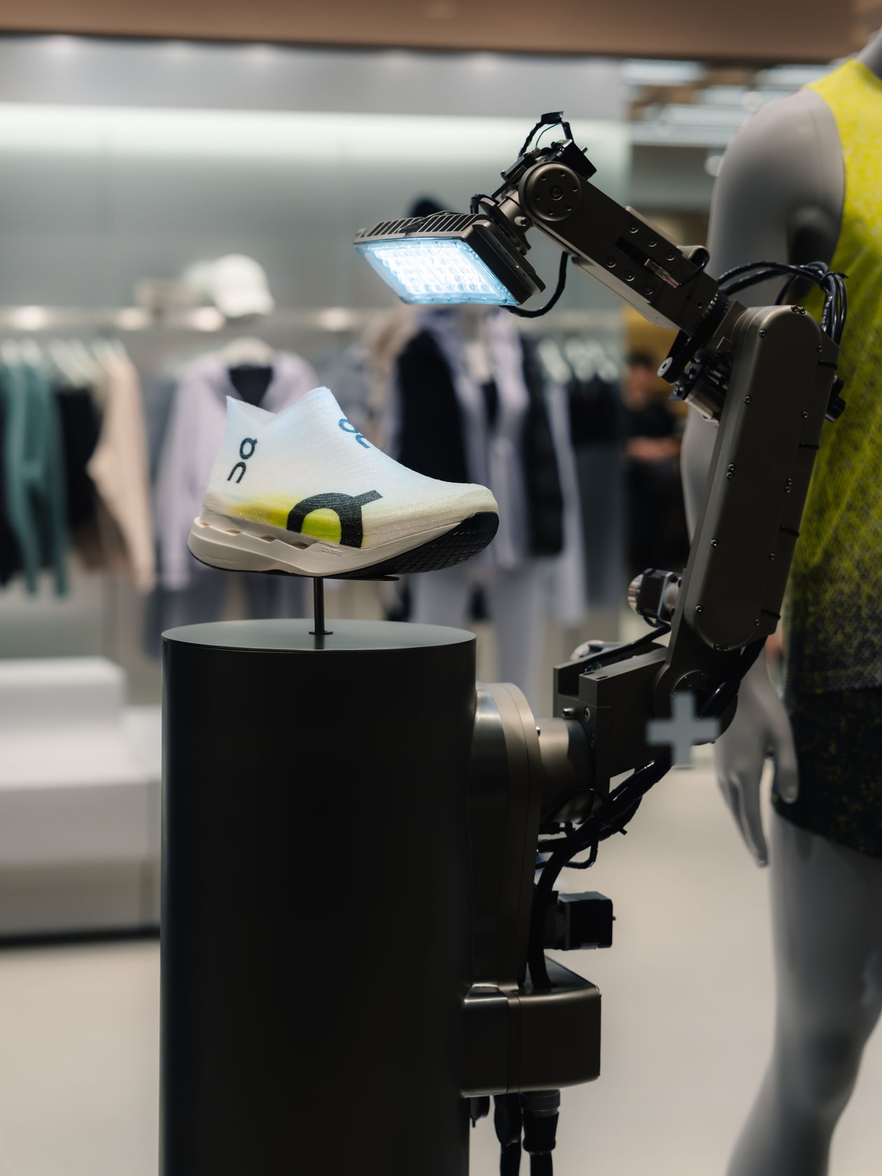 On 革命性 LightSpray™ 競速跑鞋 Cloudboom Strike LS 正式登陸香港　