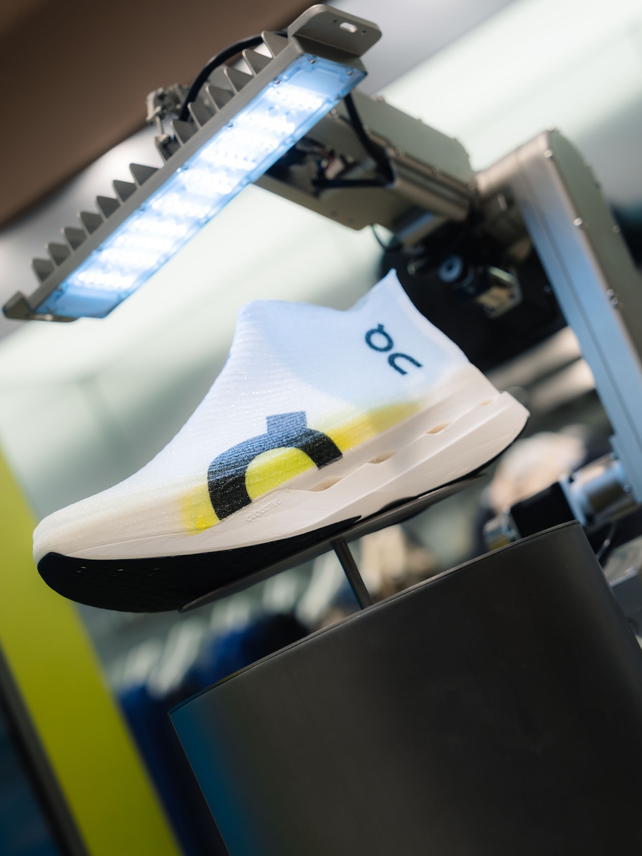 On 革命性 LightSpray™ 競速跑鞋 Cloudboom Strike LS 正式登陸香港　