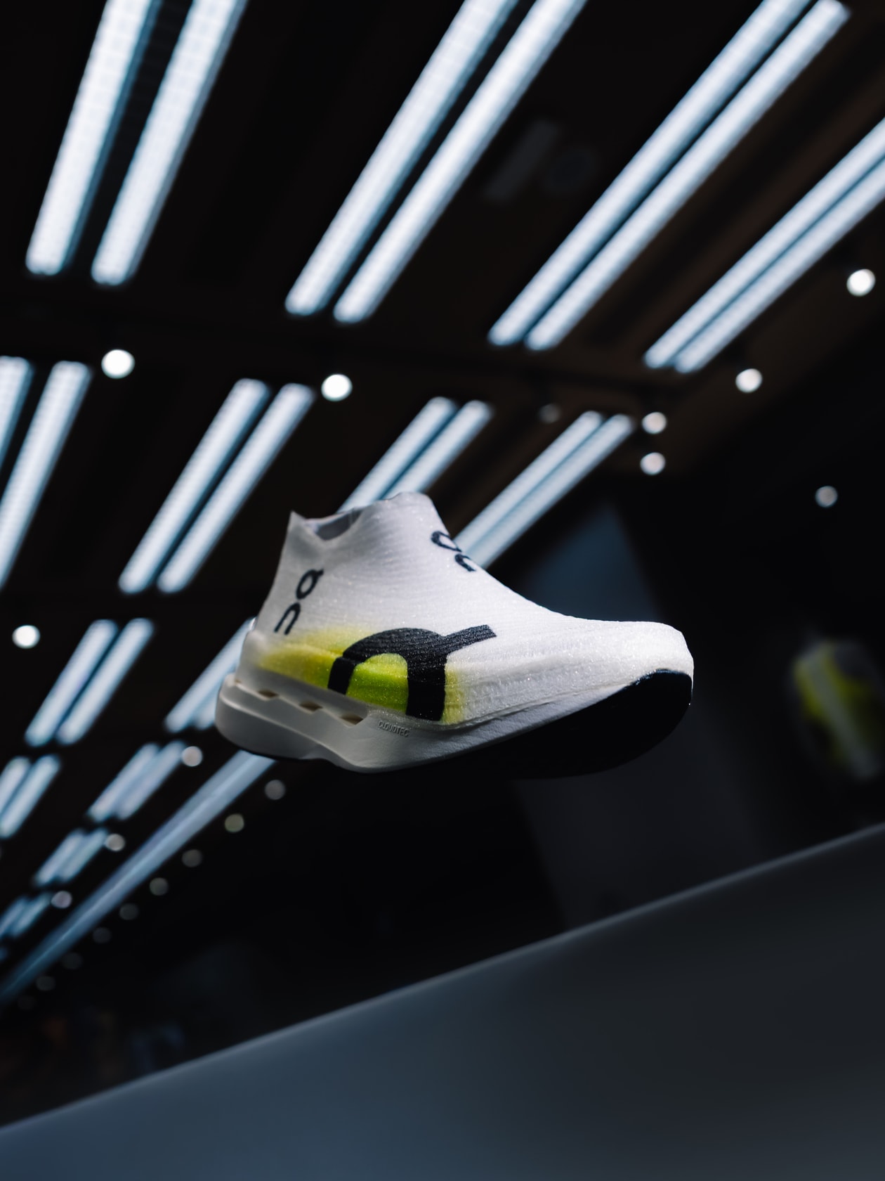 On 革命性 LightSpray™ 競速跑鞋 Cloudboom Strike LS 正式登陸香港　