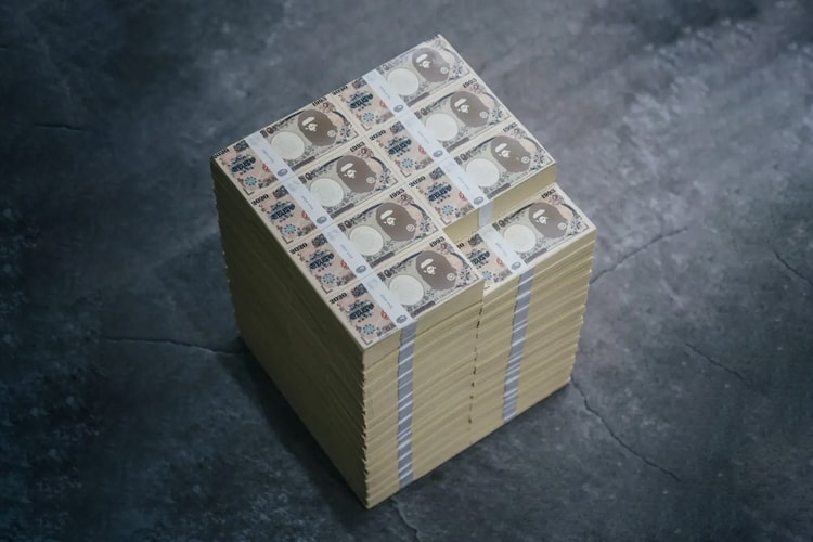 BAPE 攜手 ©SAINT Mxxxxxx 推出第五彈聯乘系列,「Banknote Stool」鈔票造型凳登場