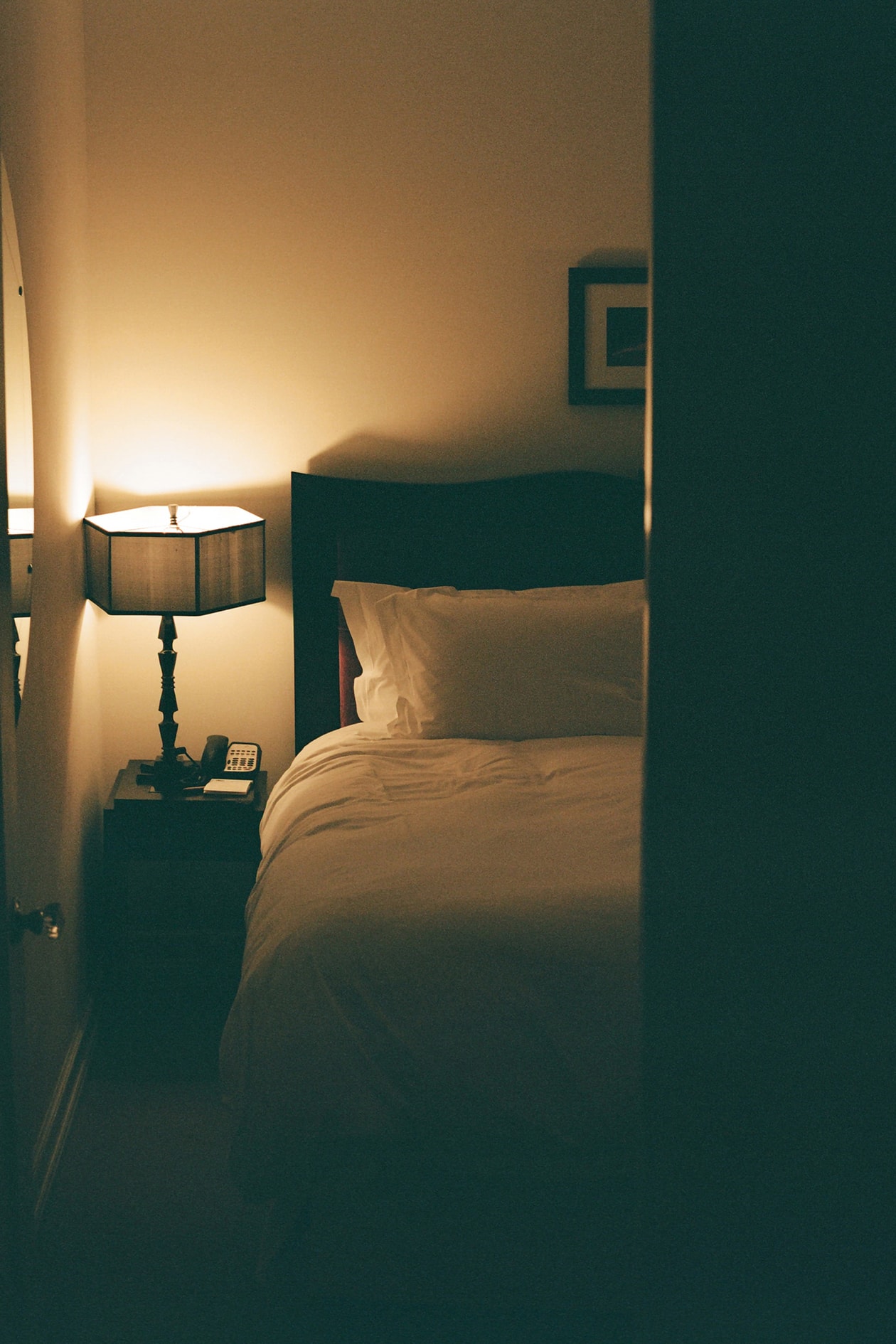 化身迷人「Seeker」穿梭 Chateau Marmont，Jennie 攜手 Gracie Abrams 演繹 CHANEL Coco Crush 全新企劃「Hide and Seek」