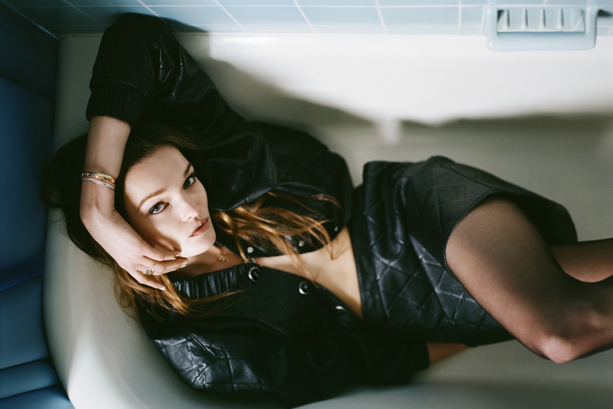 化身迷人「Seeker」穿梭 Chateau Marmont，Jennie 攜手 Gracie Abrams 演繹 CHANEL Coco Crush 全新企劃「Hide and Seek」