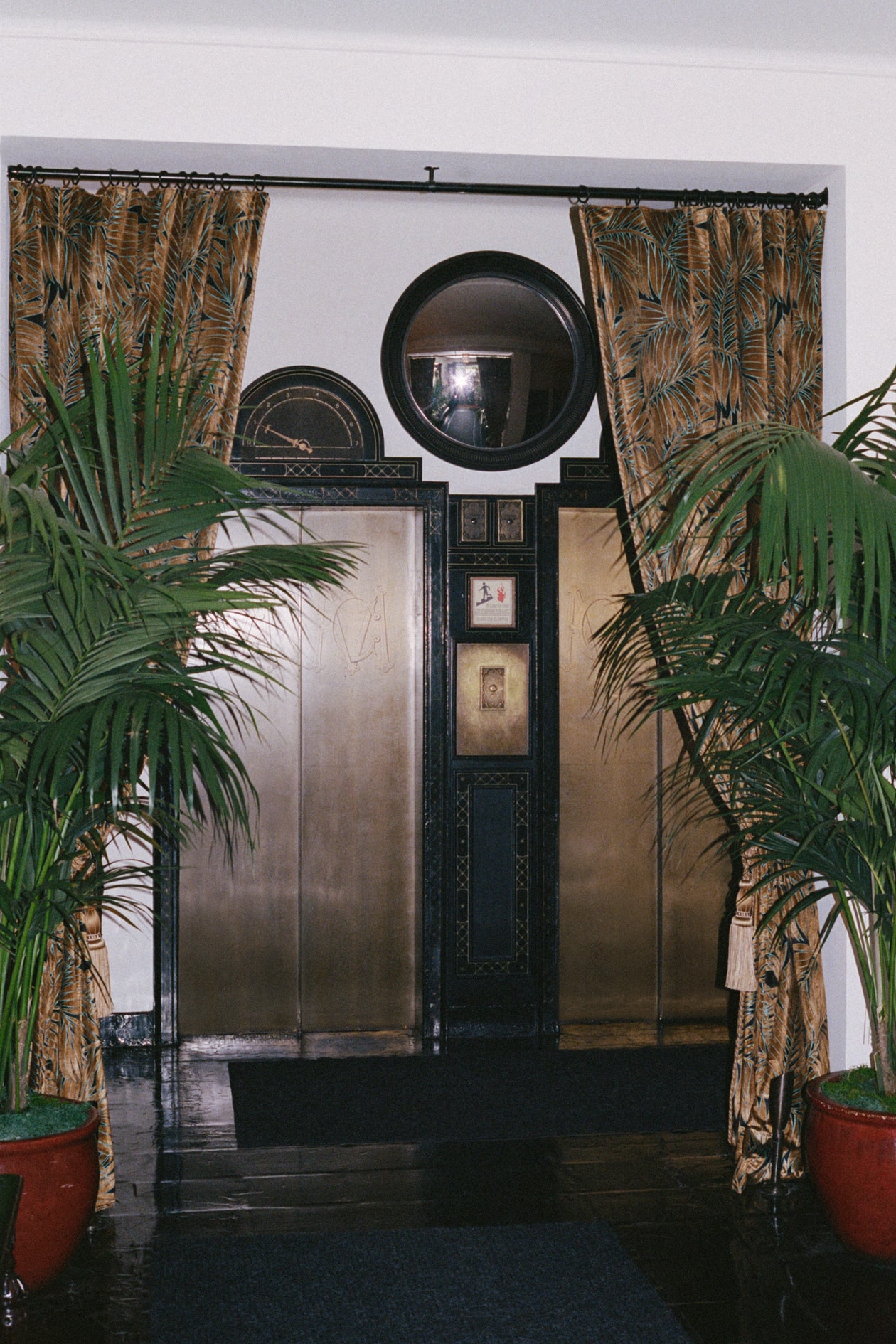 化身迷人「Seeker」穿梭 Chateau Marmont，Jennie 攜手 Gracie Abrams 演繹 CHANEL Coco Crush 全新企劃「Hide and Seek」