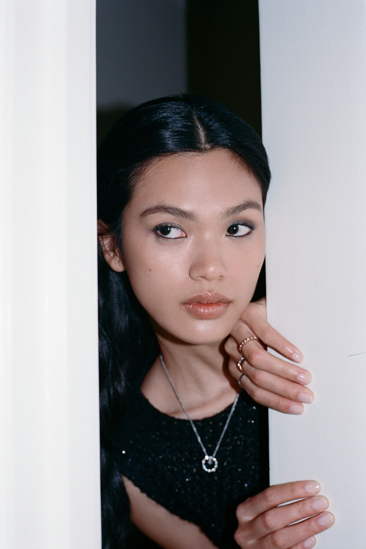 化身迷人「Seeker」穿梭 Chateau Marmont，Jennie 攜手 Gracie Abrams 演繹 CHANEL Coco Crush 全新企劃「Hide and Seek」