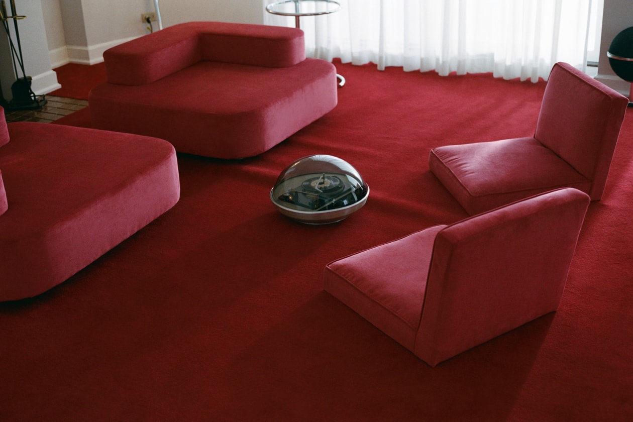 化身迷人「Seeker」穿梭 Chateau Marmont，Jennie 攜手 Gracie Abrams 演繹 CHANEL Coco Crush 全新企劃「Hide and Seek」