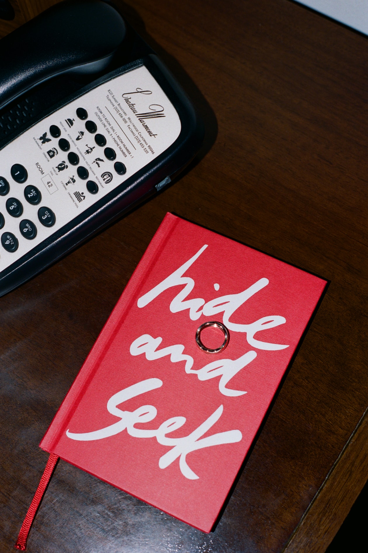 化身迷人「Seeker」穿梭 Chateau Marmont，Jennie 攜手 Gracie Abrams 演繹 CHANEL Coco Crush 全新企劃「Hide and Seek」