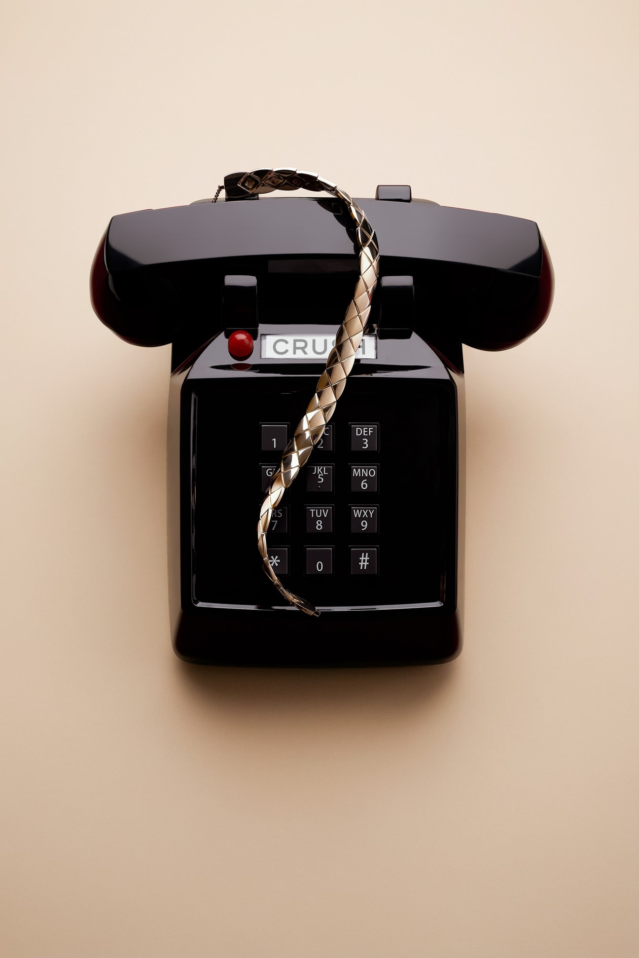 化身迷人「Seeker」穿梭 Chateau Marmont，Jennie 攜手 Gracie Abrams 演繹 CHANEL Coco Crush 全新企劃「Hide and Seek」