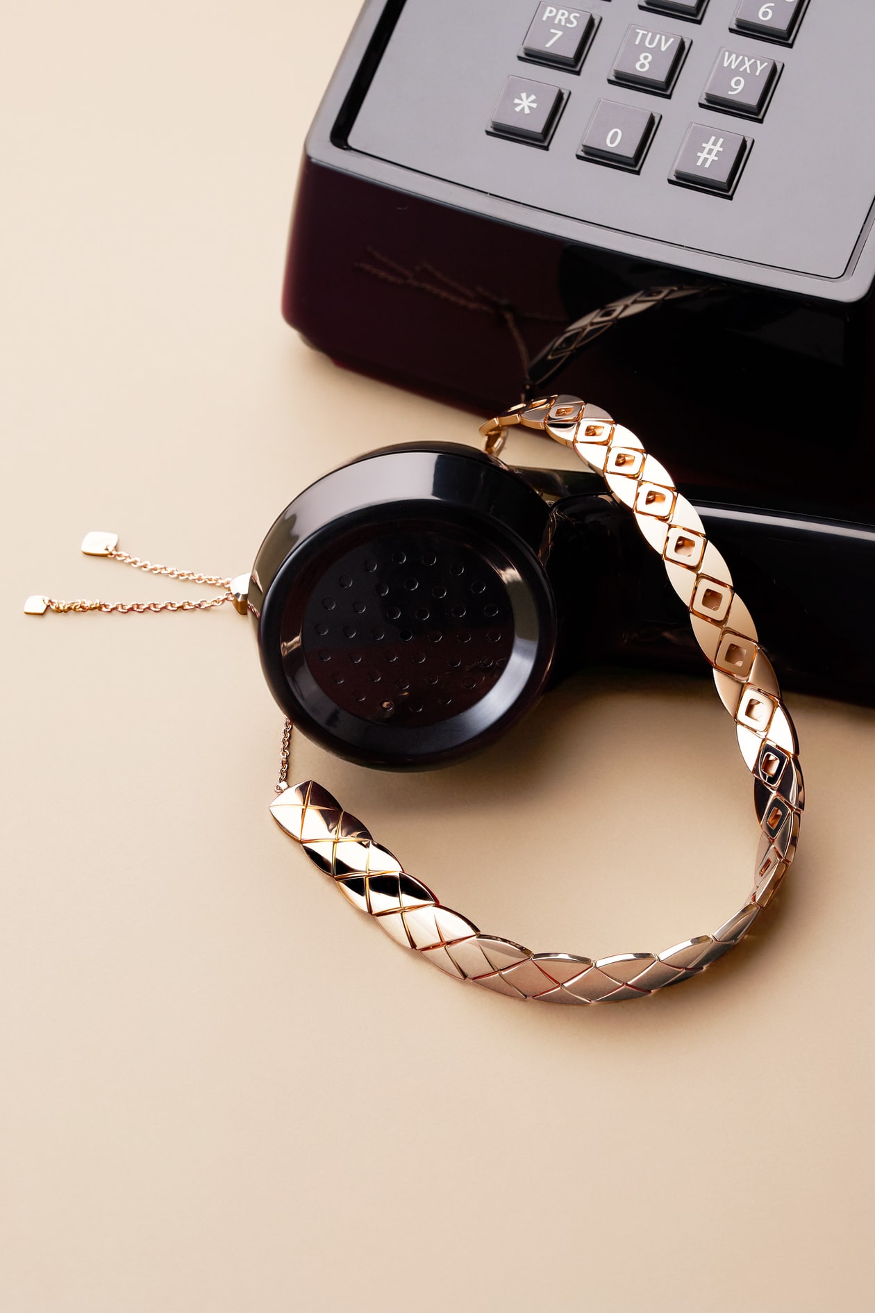 化身迷人「Seeker」穿梭 Chateau Marmont，Jennie 攜手 Gracie Abrams 演繹 CHANEL Coco Crush 全新企劃「Hide and Seek」