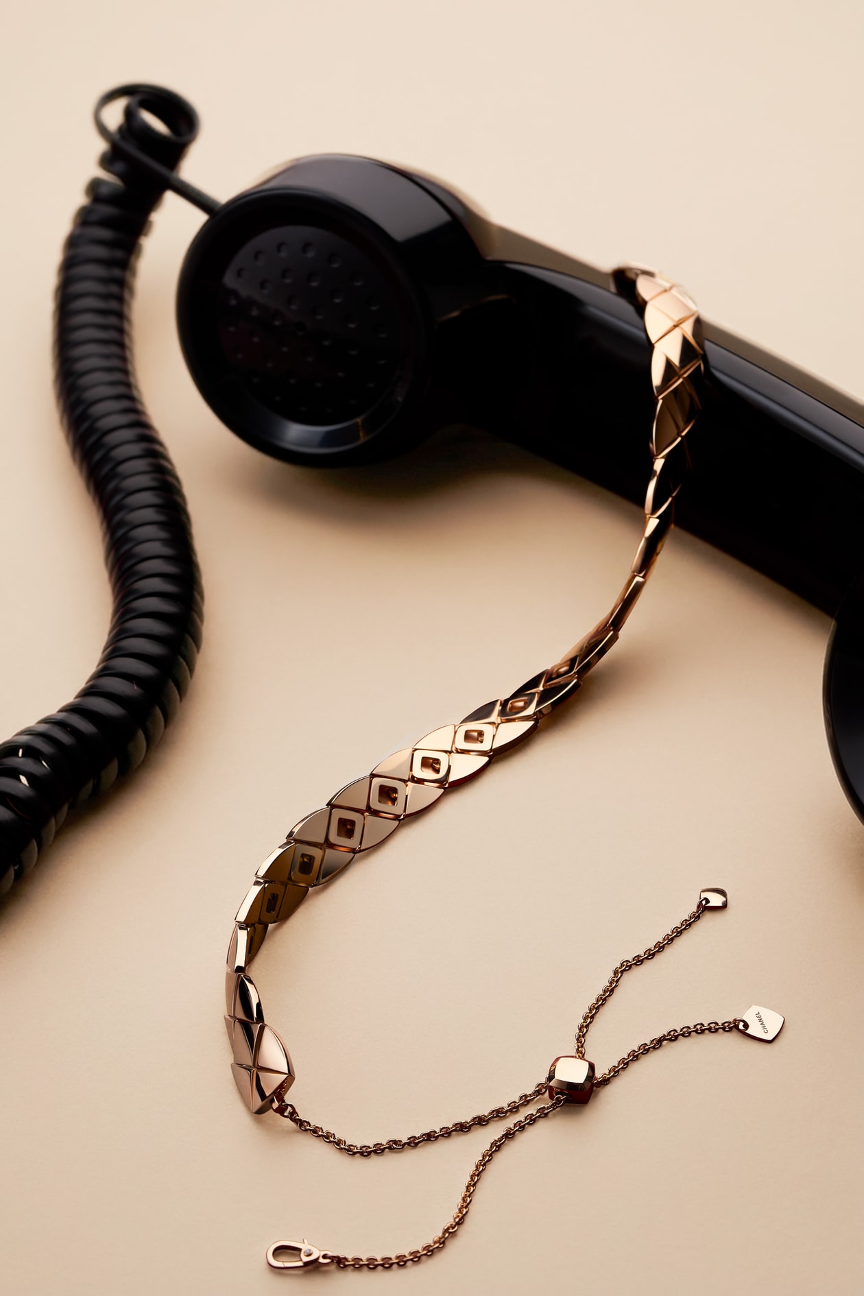 化身迷人「Seeker」穿梭 Chateau Marmont，Jennie 攜手 Gracie Abrams 演繹 CHANEL Coco Crush 全新企劃「Hide and Seek」