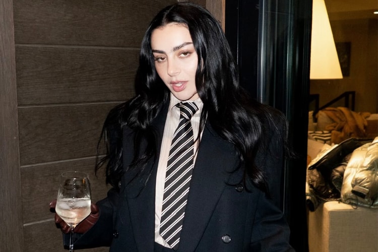 Charli XCX 以一整個 YSL Beauty 妝容亮相《The Moment》首映禮