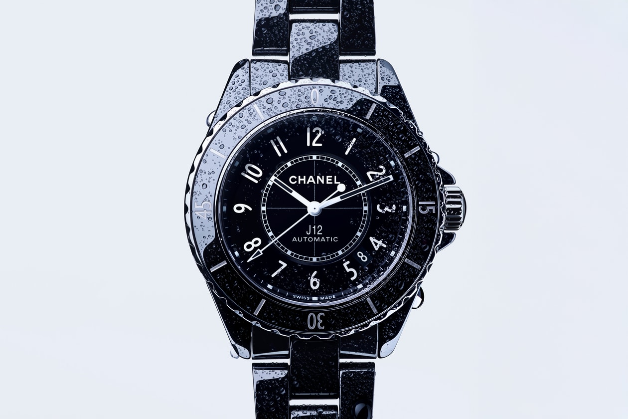 CHANEL J12 一場跨越 25 年的經典重塑 —— 重新定義「至剛至柔」的感官美學