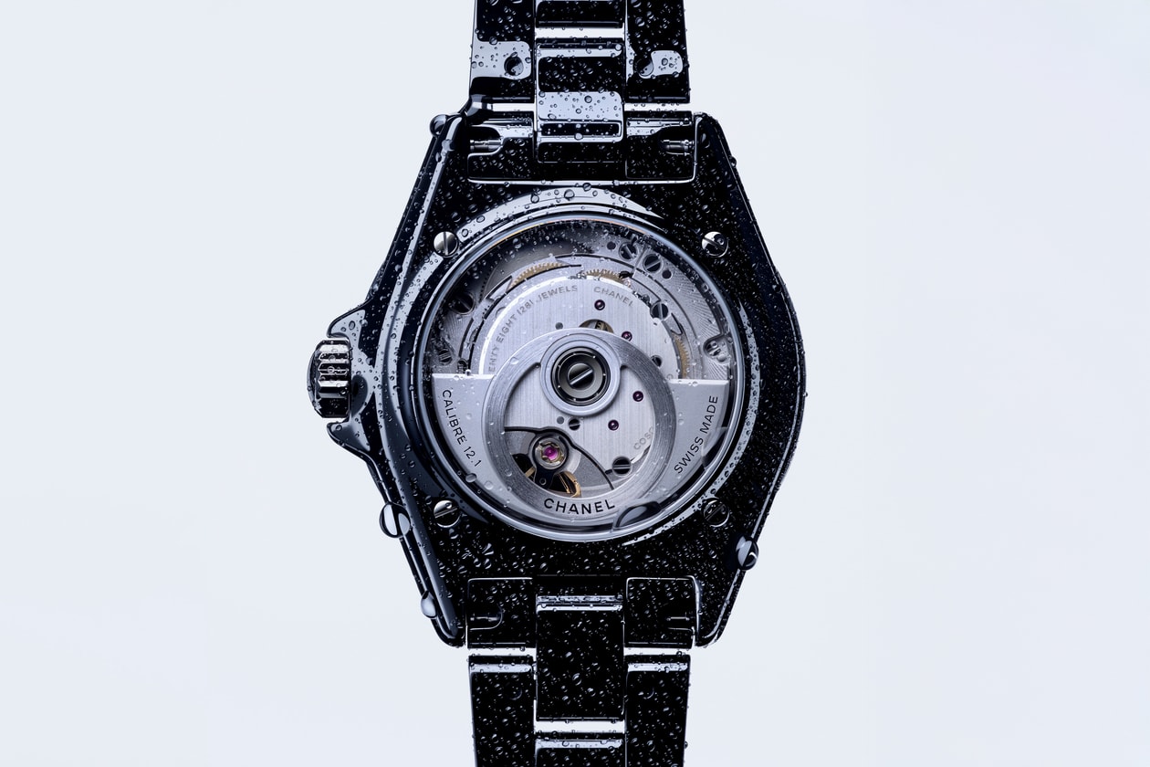 CHANEL J12 一場跨越 25 年的經典重塑 —— 重新定義「至剛至柔」的感官美學