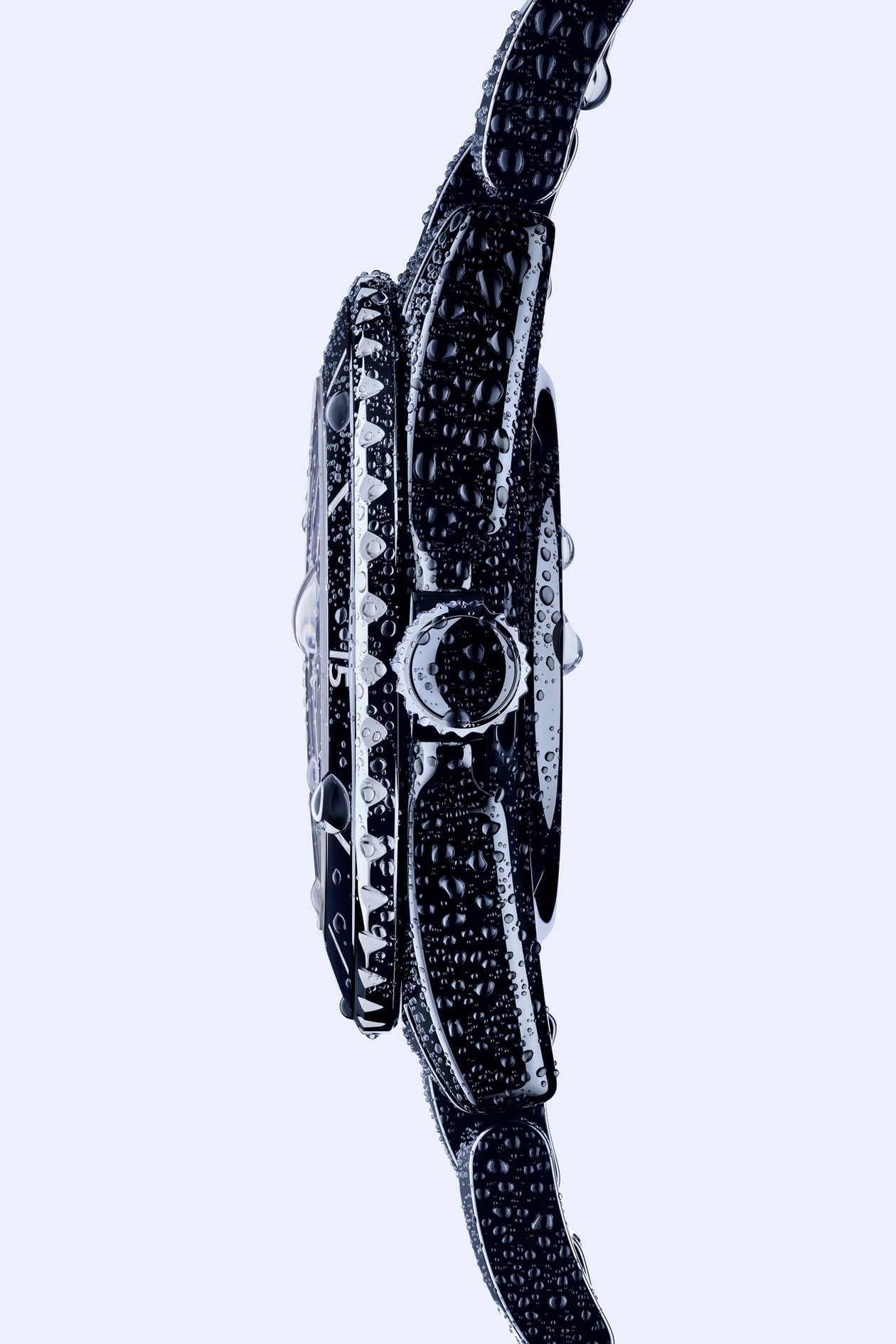 CHANEL J12 一場跨越 25 年的經典重塑 —— 重新定義「至剛至柔」的感官美學