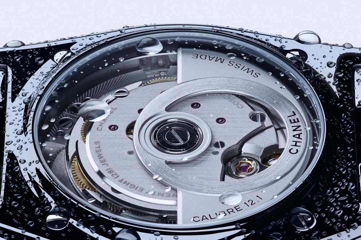 CHANEL J12 一場跨越 25 年的經典重塑 —— 重新定義「至剛至柔」的感官美學