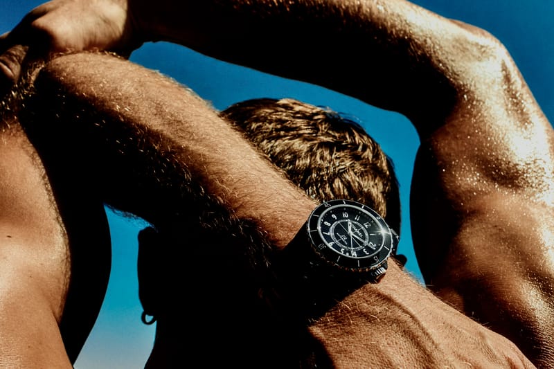 CHANEL J12 一場跨越 25 年的經典重塑 —— 重新定義「至剛至柔」的感官美學