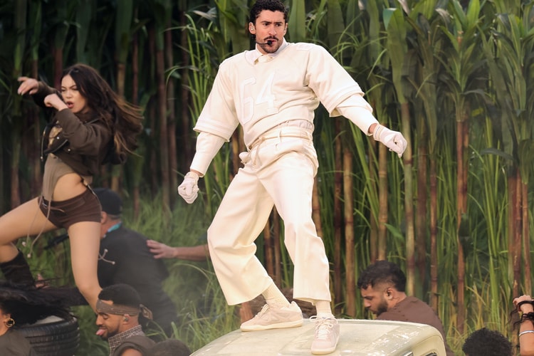 Fit Check: Bad Bunny 以度身訂製 Zara 亮相 Super Bowl 2026 中場秀,全白造型震撼全場