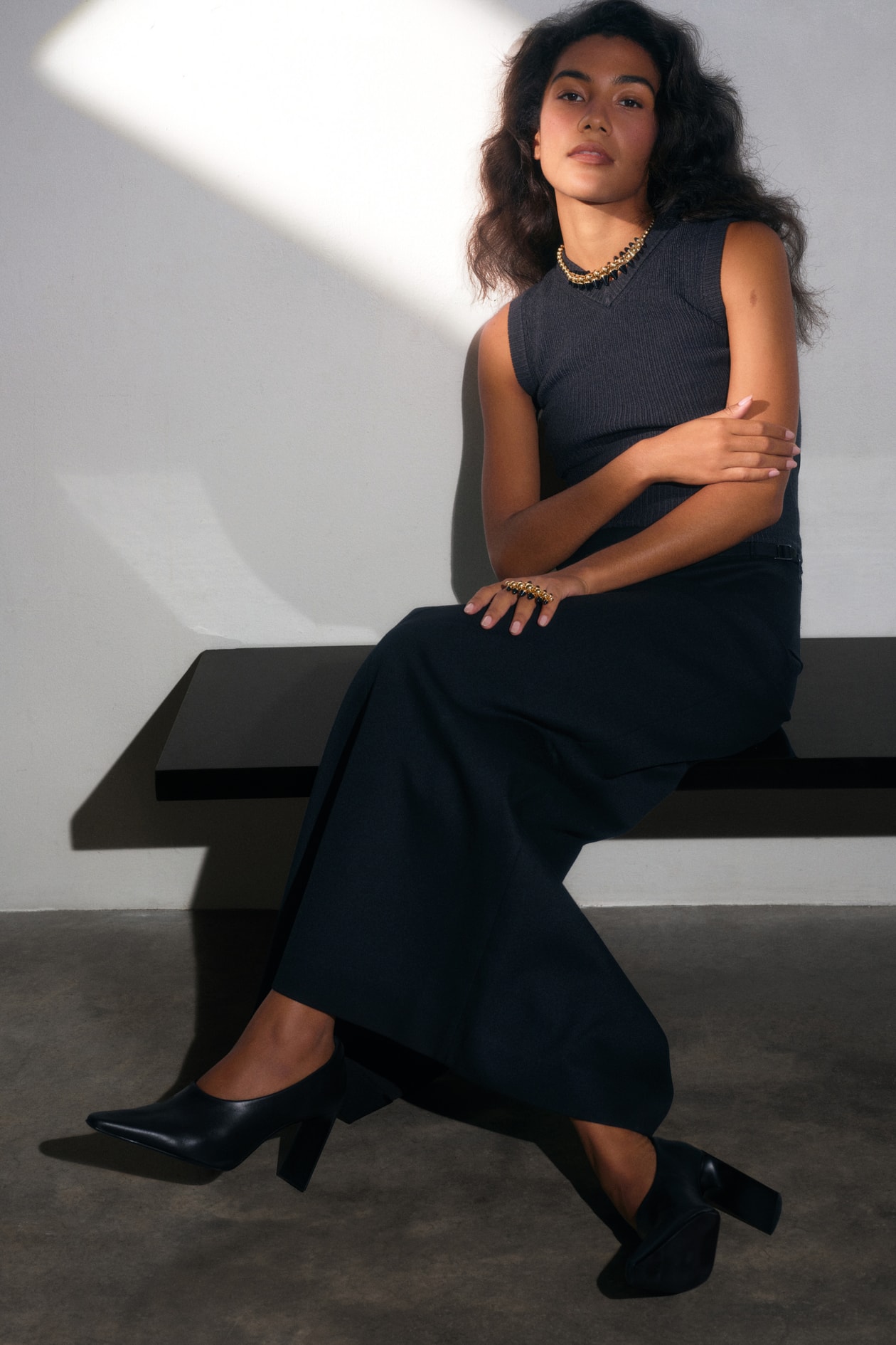 跟著新生代靈魂女伶 Olivia Dean 探索卡地亞 Clash de Cartier 的珠寶魅力