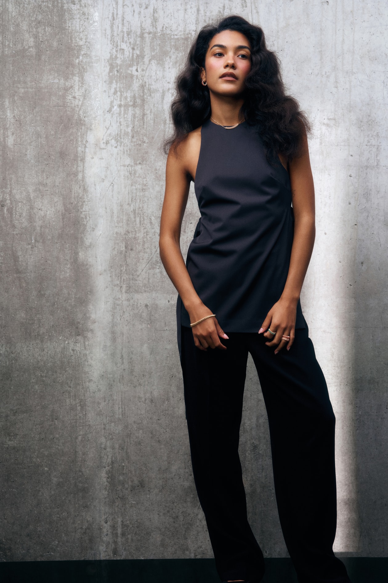 跟著新生代靈魂女伶 Olivia Dean 探索卡地亞 Clash de Cartier 的珠寶魅力