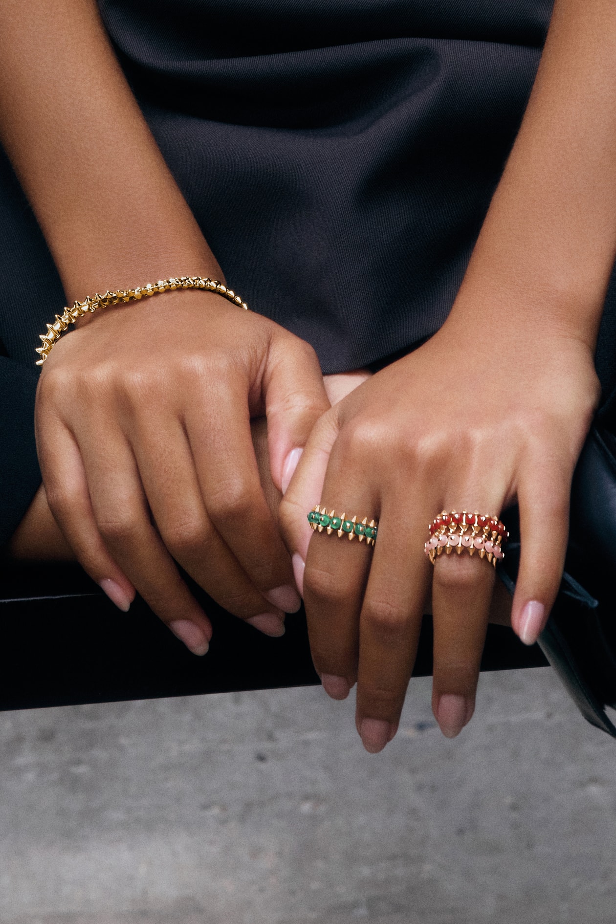 跟著新生代靈魂女伶 Olivia Dean 探索卡地亞 Clash de Cartier 的珠寶魅力