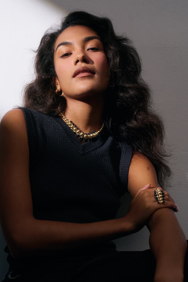 跟著新生代靈魂女伶 Olivia Dean 探索卡地亞 Clash de Cartier 的珠寶魅力