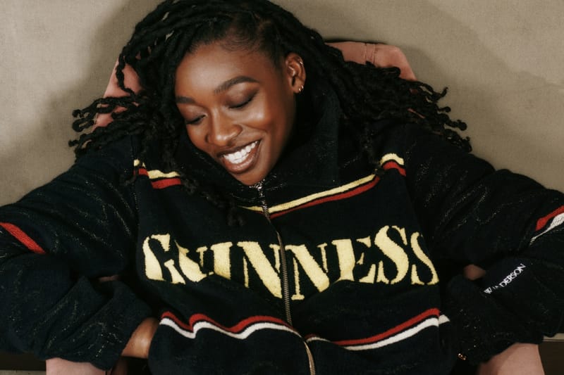 Little Simz 為 JW Anderson x Guinness 第二輪聯乘「Splits the G」強勢登場