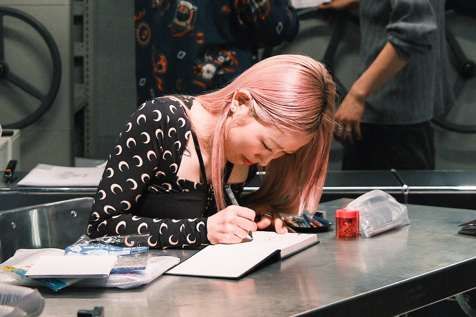 專訪日本藝術家 HIZGI：在「病嬌可愛」的糖衣下，直視現代人的脆弱與孤獨