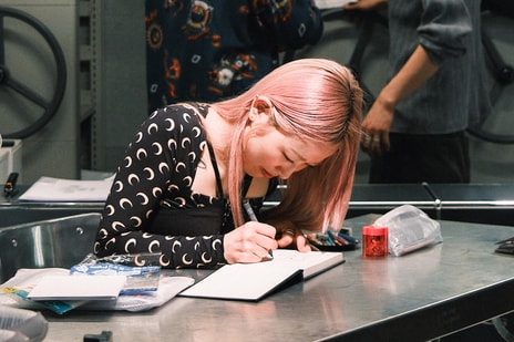 專訪日本藝術家 HIZGI：在「病嬌可愛」的糖衣下，直視現代人的脆弱與孤獨