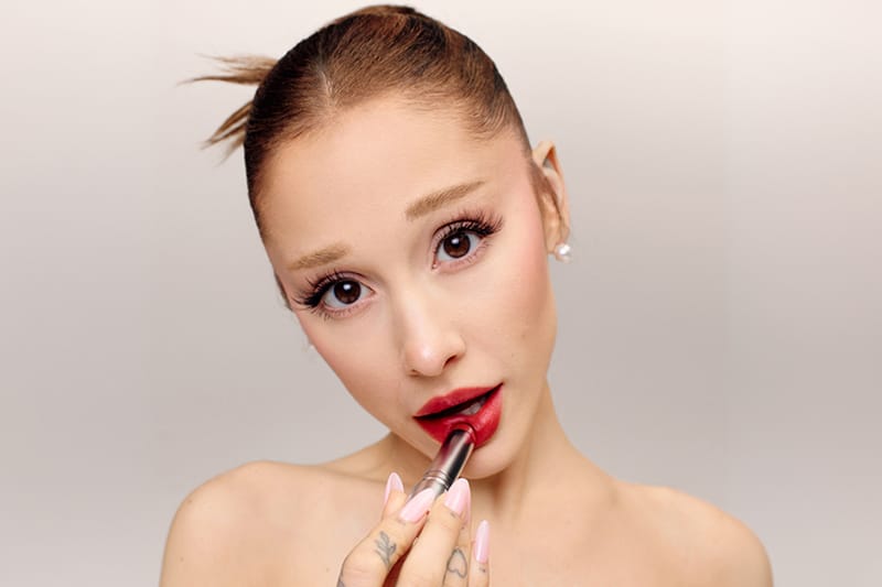 Ariana Grande 以 r.e.m. beauty 全新系列 強勢帶回霧面唇風潮