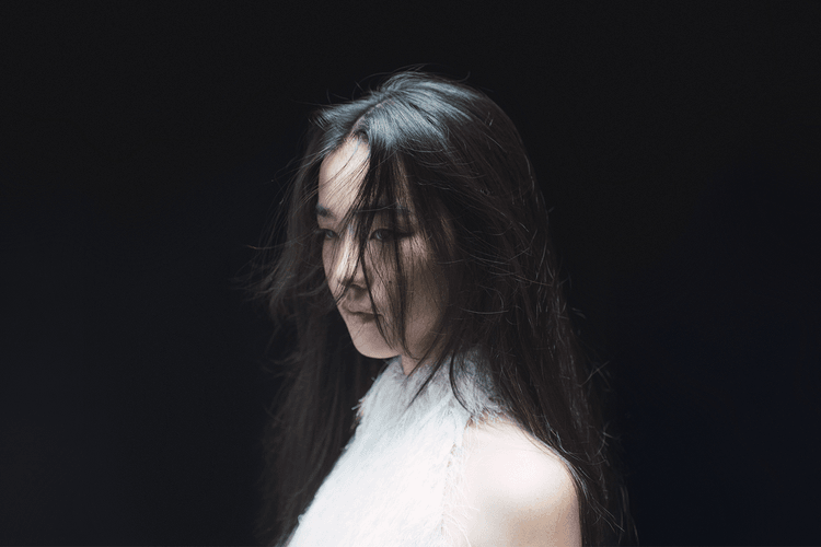 香港華納唱片新生代女聲 Kacey 陳凱琪首支單曲〈完全真空〉MV 上線