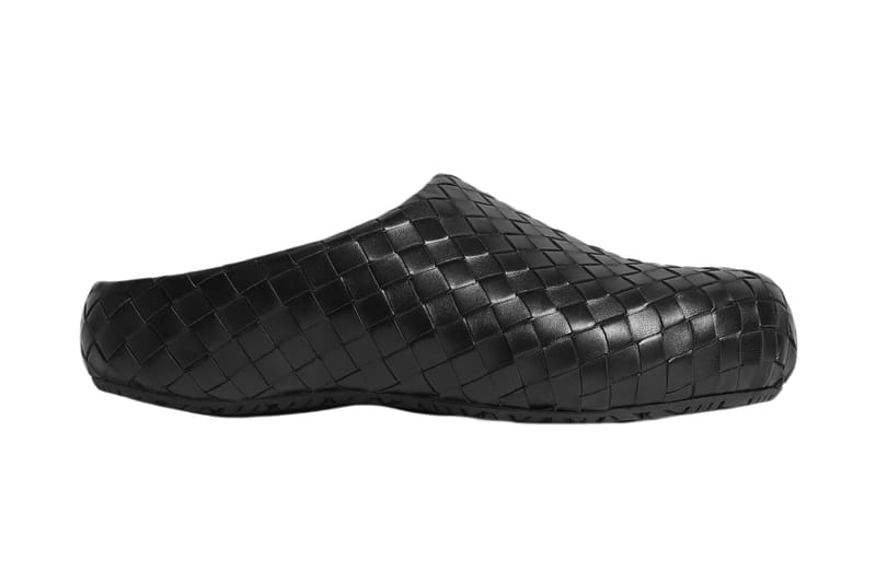 Bottega Veneta Klog Mule 將無縫 Intrecciato 編織工藝融入羊皮木屐鞋設計