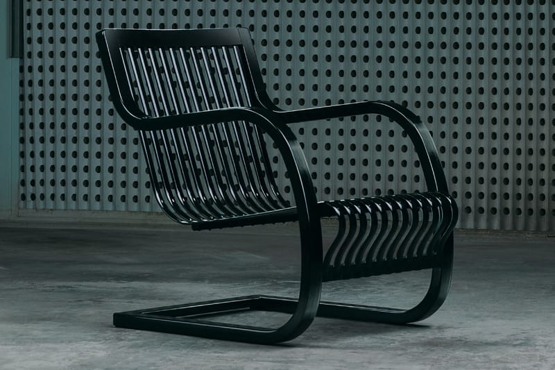 WILDSIDE Yohji Yamamoto 聯乘 Mitsukoshi Seisakusho 以漆黑色重塑 1937 年「Bamboo Chair」