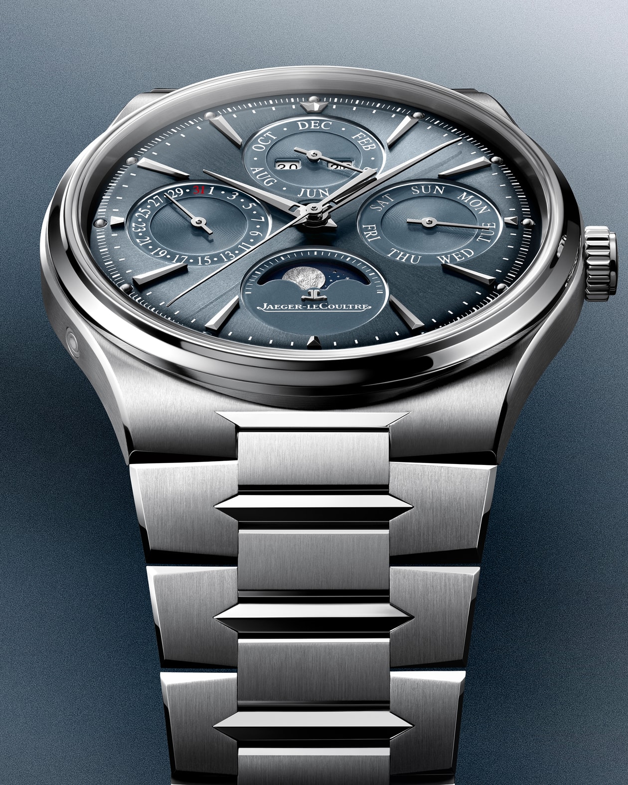 Robert Pattinson 正式出任 Jaeger-LeCoultre 積家全新全球品牌大使，演繹最新 Master Control Chronometre Perpetual Calendar 大師系列天文台萬年曆腕錶