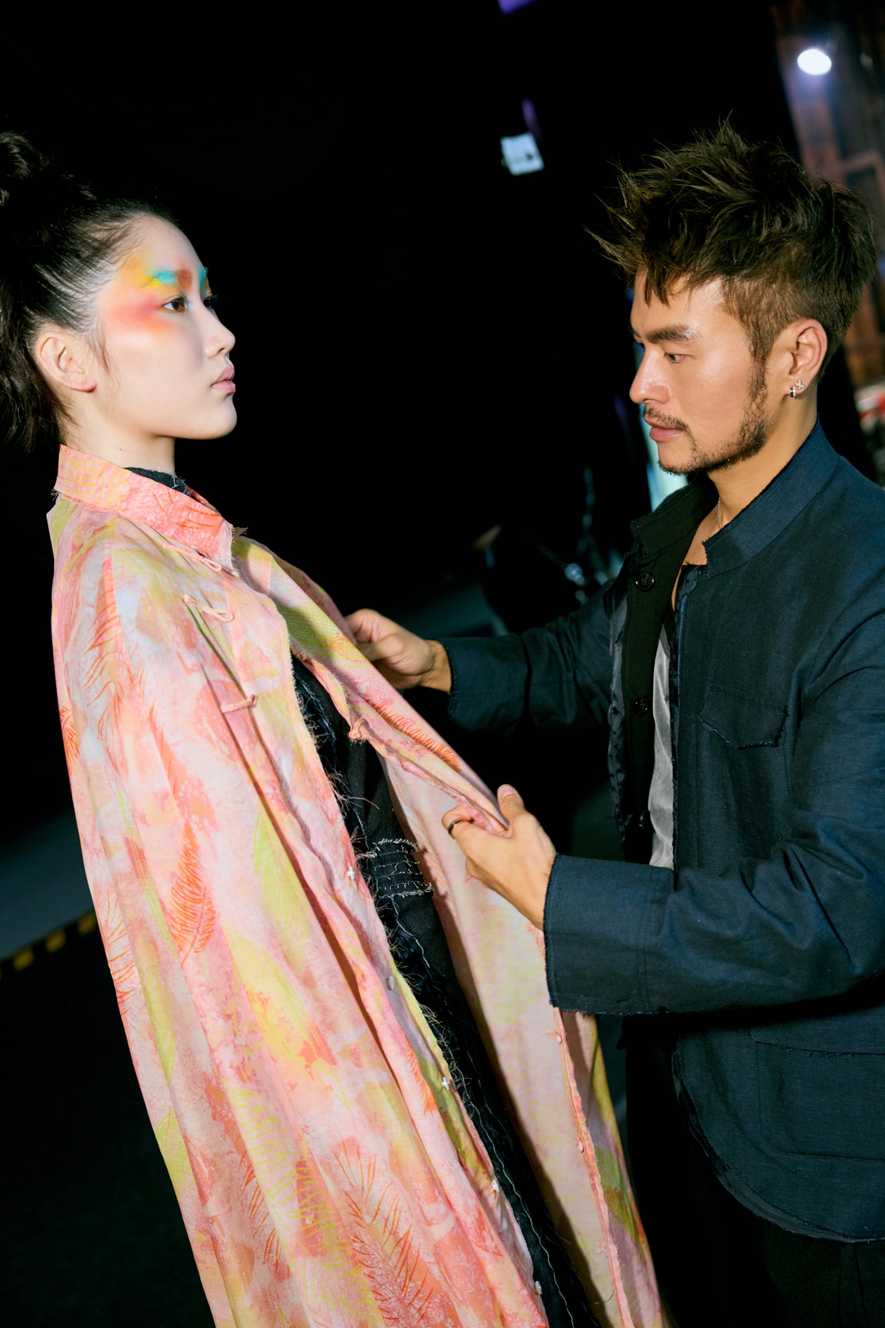 解構城市感官能量：Fashion Hong Kong 呈獻「香港多巴胺」時裝匯演，4 位本地設計師專訪全解析