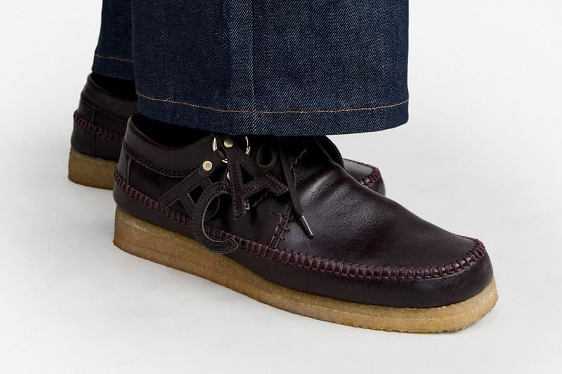 A.P.C. x Clarks Originals Desert Boot 與 Weaver 鞋款以羅紋麂皮配搭亮面皮革