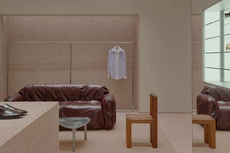 走進 Acne Studios 位於 New York 的極簡粉紅花崗岩零售空間