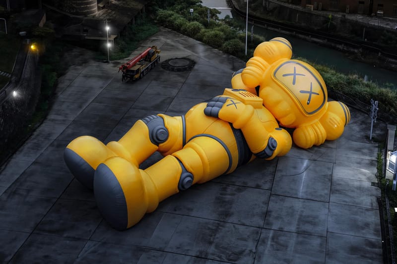 KAWS:HOLIDAY 移師杭州西湖，30 米機械人 COMPANION 臥賞中秋月