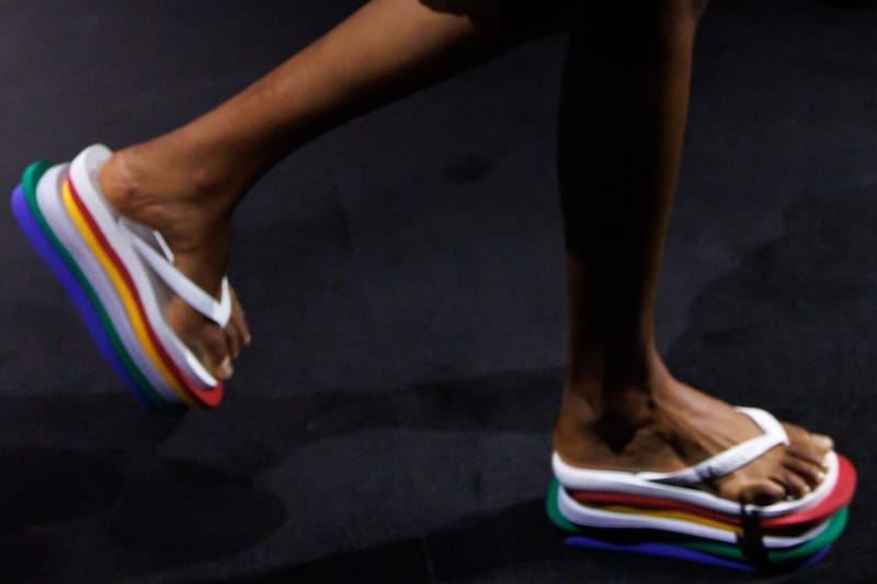 近賞 MM6 Maison Margiela x Havaianas 2027 春夏聯乘系列