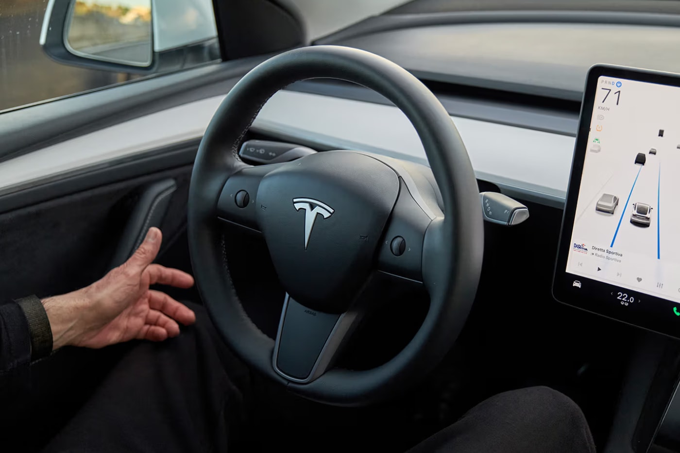 Tesla 預告 10 月 1 日揭曉配備 SpaceX 推進器的懸浮 Roadster