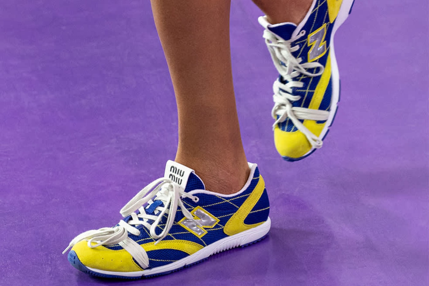 Miu Miu x New Balance 攜手重塑 RC150 聯乘鞋款，採用鞋頭綁帶設計