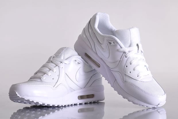 air max light white