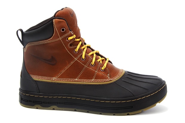 Nike Woodside Hiking Boots
