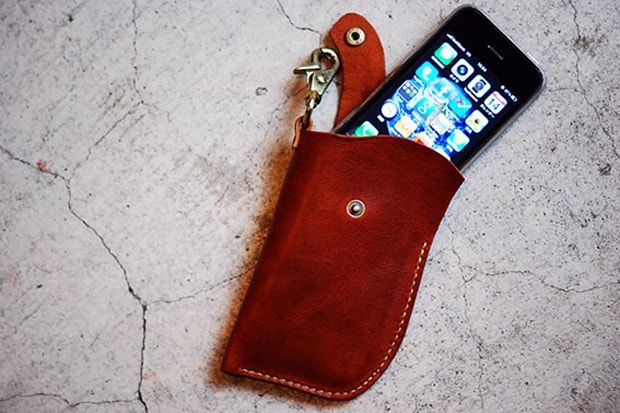 Roberu iPhone Leather Pocket Exhibition
