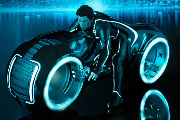 Hot Toys TRON: LEGACY Sam Flynn with Light Cycle